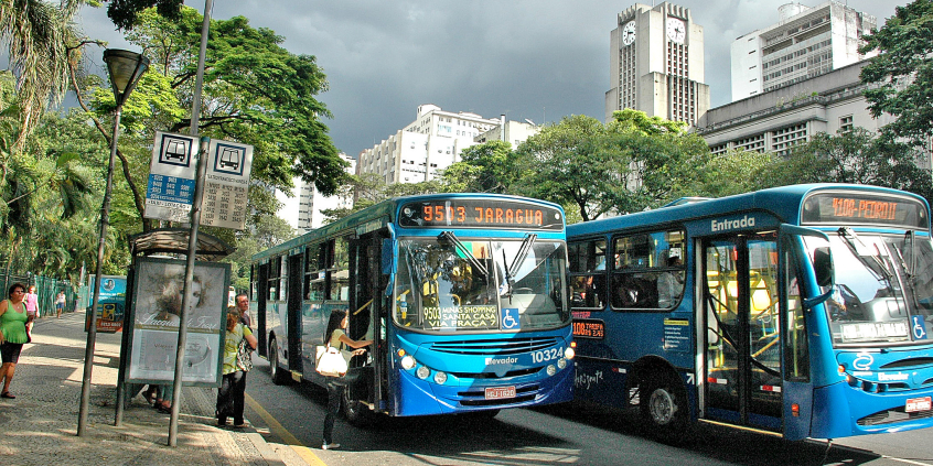 Dois ônibus de Belo Horizonte parados em ponto de ônibus na avenida Afonso Pena