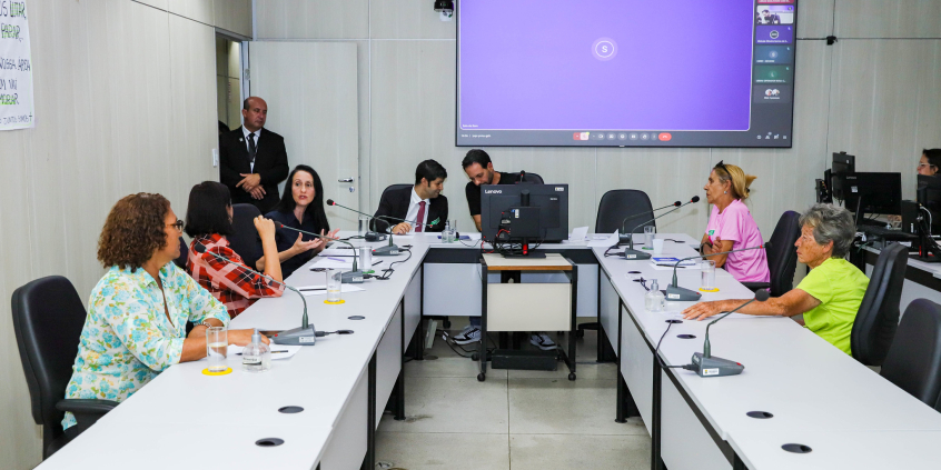 parlamentares e participantes presentes em audiência pública na câmara municipal de bh