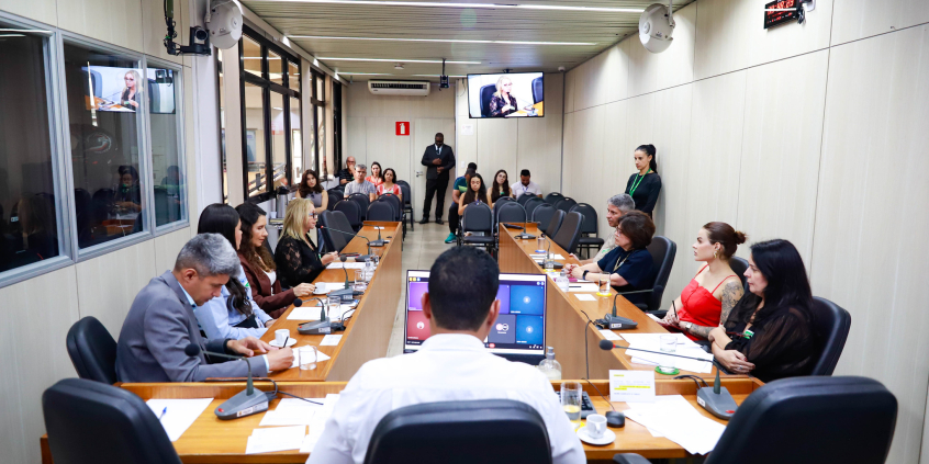Vereador, produtores e vigilância sanitária reunidos durante audiência pública na CMBH