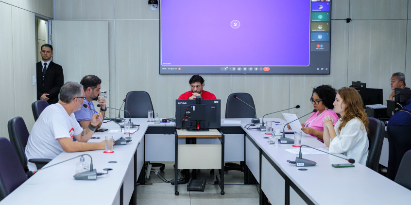 parlamentares presentes em reunião de comissão na Câmara