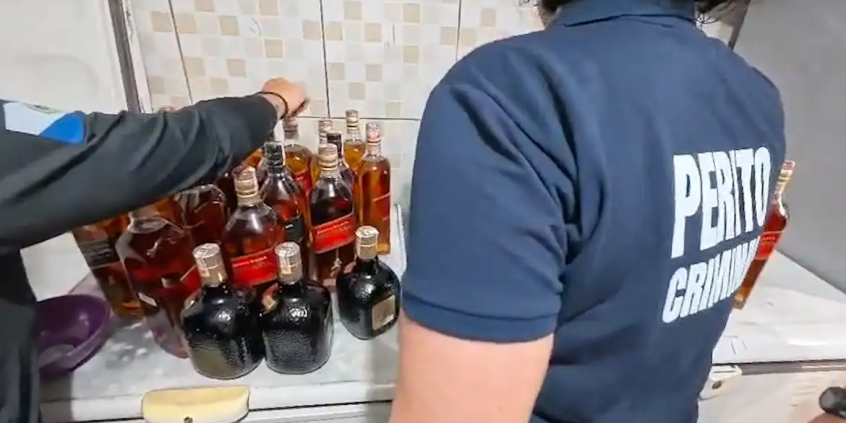 fiscal avalia garrafas de bebidas