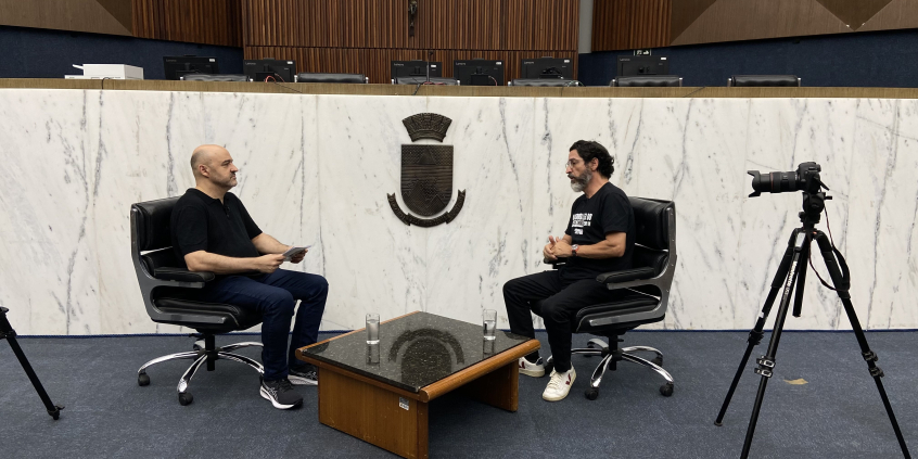 O jornalista Alessandro Duarte entrevista o vereador Osvaldo Lopes no Plenário Amintas de Barros 