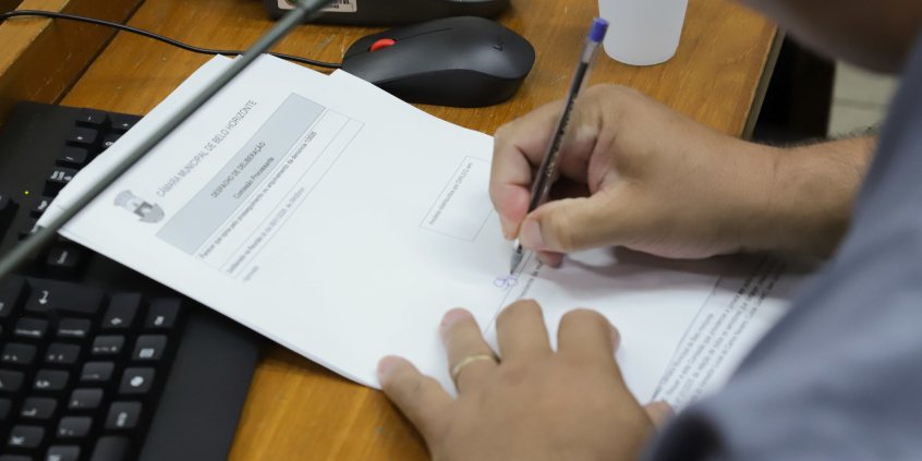 Mão assina documento