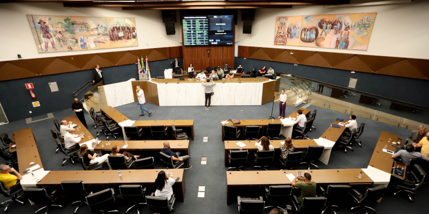 Plenário da Câmara Municipal de BH com vereadores