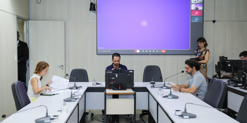 Vereadores reunidos durante reunião na CMBH
