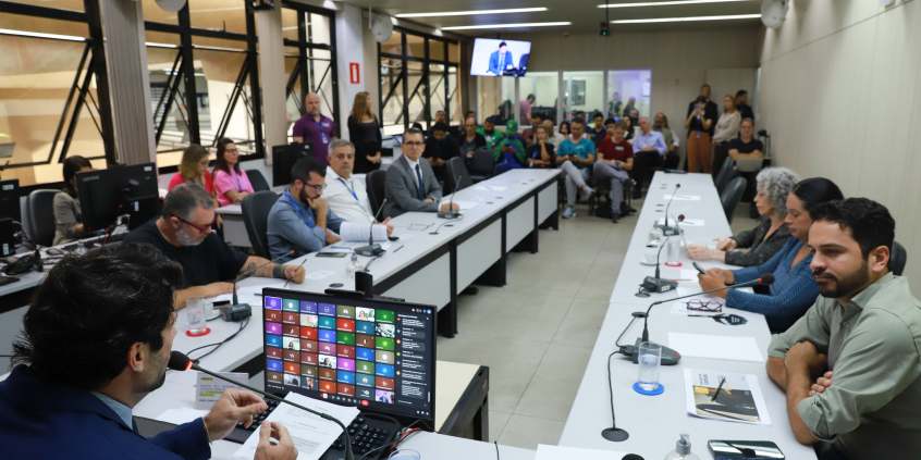 parlamentares e participantes presentes em audiência pública na câmara municipal de bh
