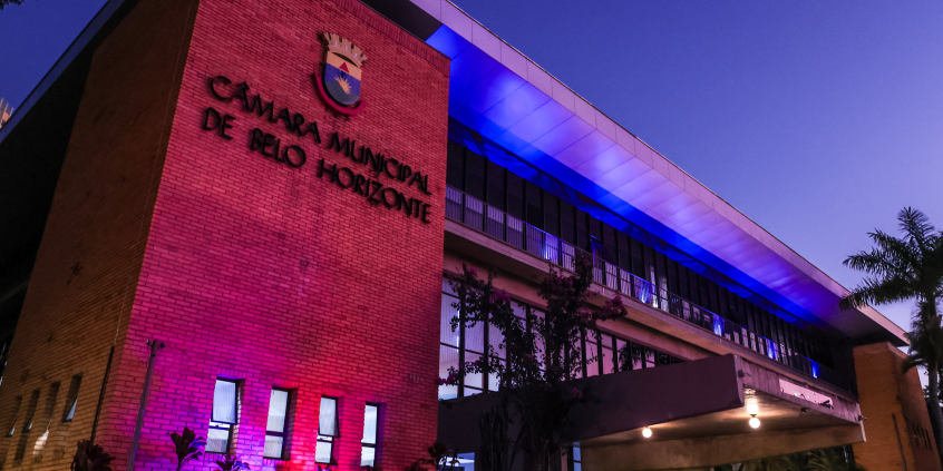 fachada da câmara municipal iluminada na cor roxa