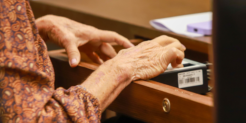 Mão de vereadora durante votação em Plenário da CMBH