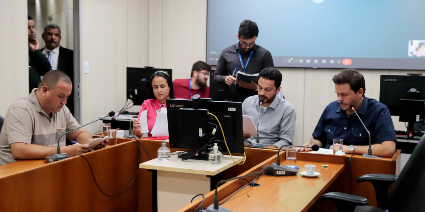 parlamentares presentes em reunião de comissão na câmara de bh