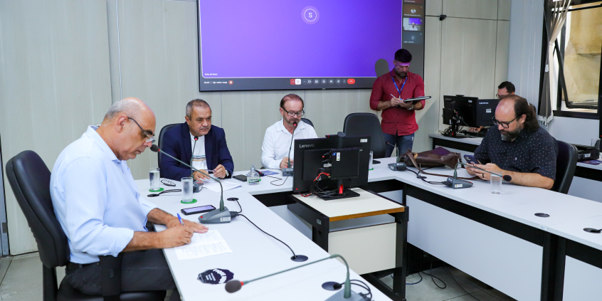 parlamentares presentes em reunião de comissão na câmara de bh