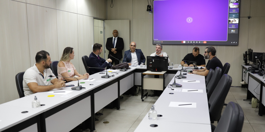 Vereadores e convidados no Plenário Helvécio Arantes