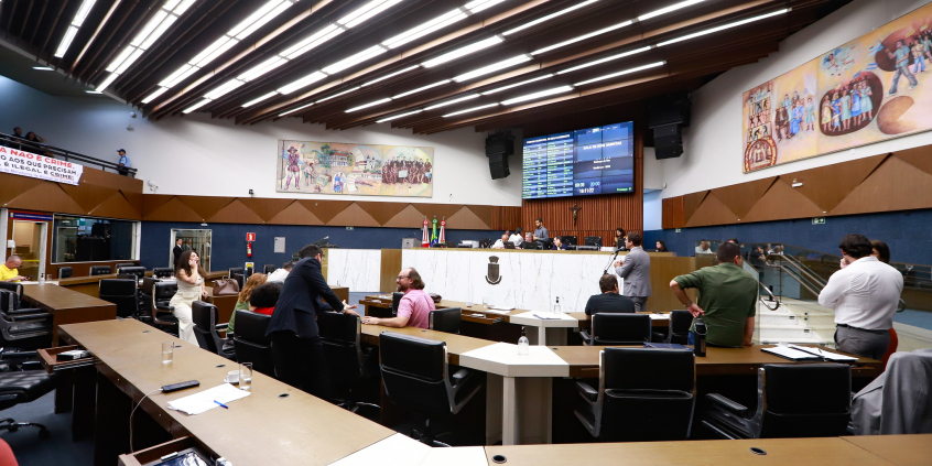 Vereadores em pé e sentados durante plenário na cmbh