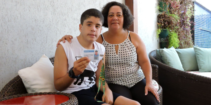 garoto com a mãe mostra documento 