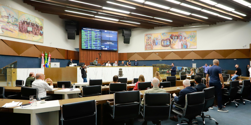 Vereadores reunidos no plenário durante votação nesta segunda