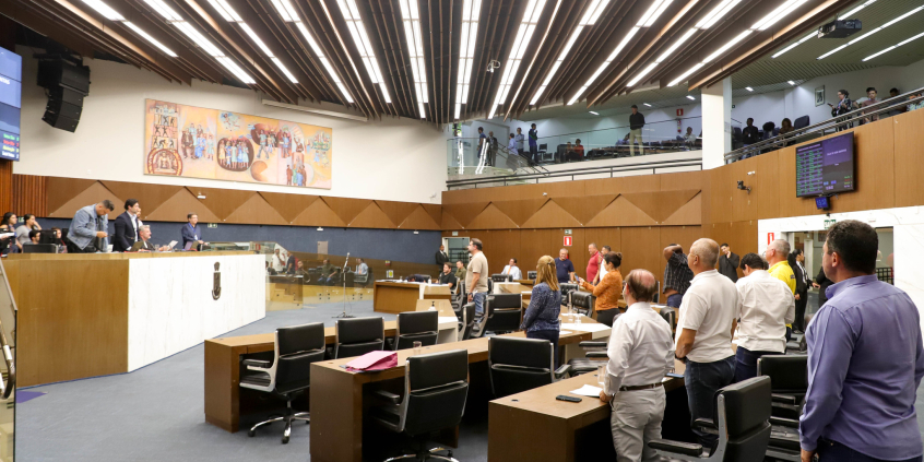 parlamentares no Plenário Amintas de Barros