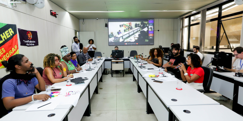 Vereadores e convidados no Plenário Helvécio Arantes