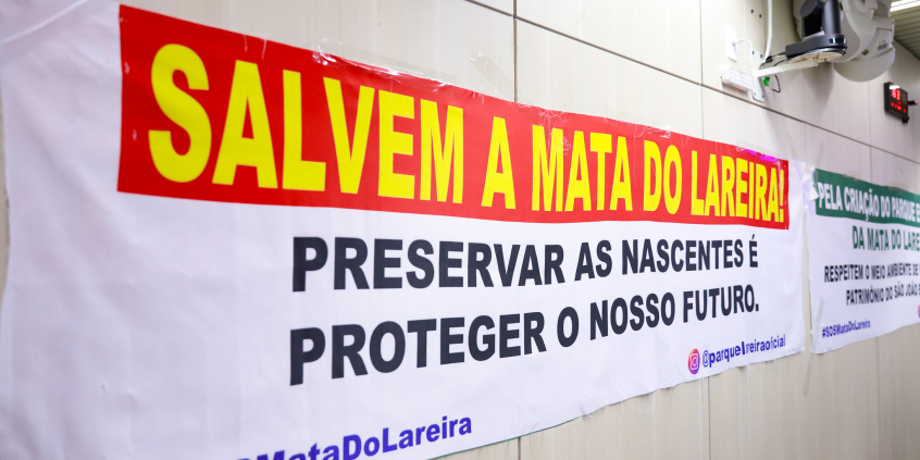 Faixa com os dizeres "Salvem a Mata do Lareira"