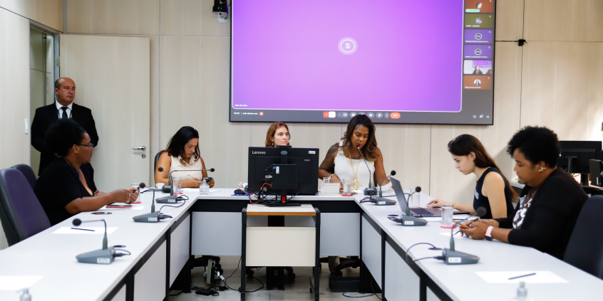 Vereadoras e convidadas no Plenário Helvécio Arantes