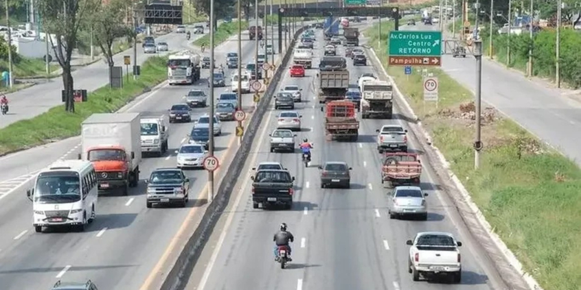 Carros passando pelo Anel Rodoviário