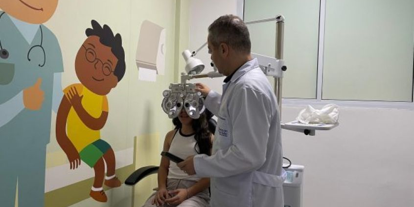 profissional de saúde realiza atendimento oftalmológico em criança