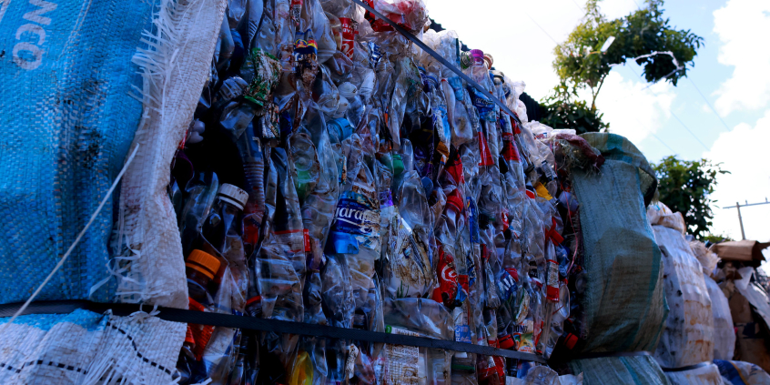 Caminhão de coleta seletiva repleto de lixo reciclável
