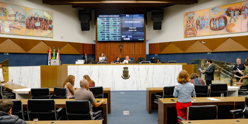Vereadores reunidos no Plenário durante votação