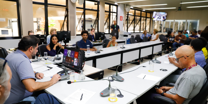 parlamentares e participantes presentes em audiência pública na câmara municipal de bh