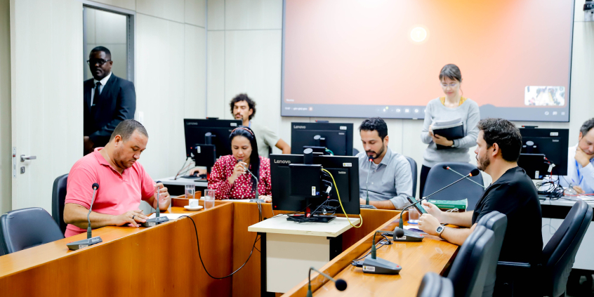 parlamentares presentes em reunião de comissão na câmara de bh