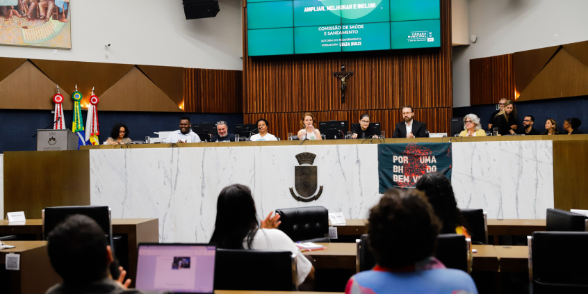 parlamentares presentes em reunião de comissão na câmara de bh