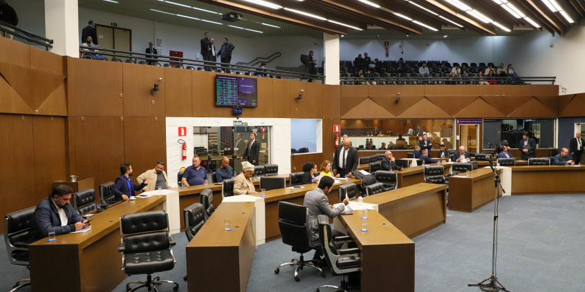 Vereadores no Plenário durante votação