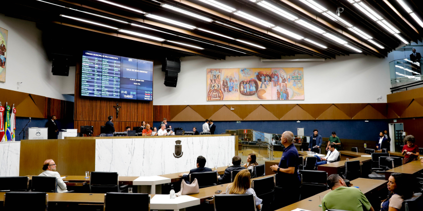 Vereadores reunidos no Plenário durante votações