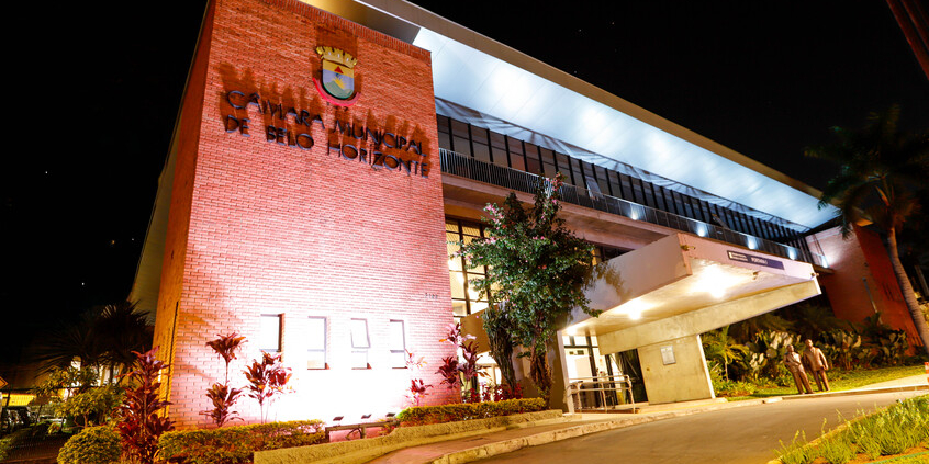 Fachada da Câmara Municipal de BH iluminada de branco