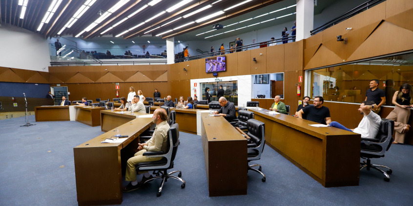 Vereadores reunidos no Plenário durante votação