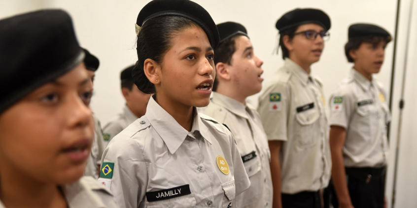 crianças uniformizadas em escola cívico militar