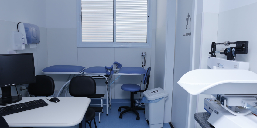 interior de sala de consulta de centro de saúde