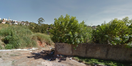Entorno do córrego no Bairro Califórnia acumula mato e lixo. Imagem: Google Street View