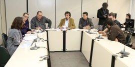 Parlamentares e convidados compõem mesa de reunião no Plenário Helvécio Arantes