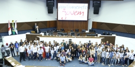 Foto em grupo dos estudantes envolvidos no parlamento jovem, em conjunto com representantes da equipe do projeto