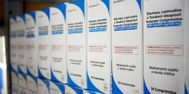 caixas de medicamentos empilhadas