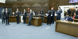 vereadores ocupam seus lugares em plenário
