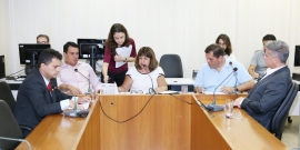 Parlamentares compõem mesa de reunião no Plenário Camil Caram