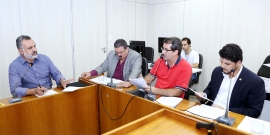 Vereadores em reunião da Comissão de Administração Pública