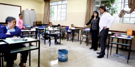 Vereador Gilson Reis, em sala de aula da Escola Municipal Israel Pinheiro, constatando problemas como goteiras e alagamentos