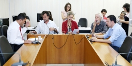 Vereadores em reunião da Comissão de Educação 