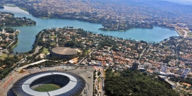 Vista aérea da Lagoa da Pampulha, Estádio Mineirão, casas e prédios do entorno