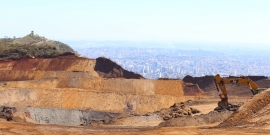 Área de mineração no alto da Serra do Curral (em primeiro plano). Ao fundo, vista da cidade de Belo Horizonte