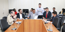 Os cinco integrantes da Comissão de Legislação e Justiça sentados à mesa para apreciar a pauta da reunião