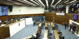 Vista superior do Plenário Amynthas de Barros. Vereadores ocupam seus lugares