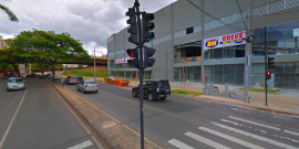 Avenida Silva Lobo, em frente ao Supermercado BH
