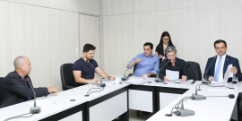 parlamentares compõem mesa de reunião